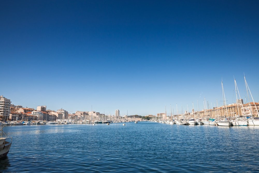 Vieux-Port i Marseille med segelbåtar längs hamnpromenaden