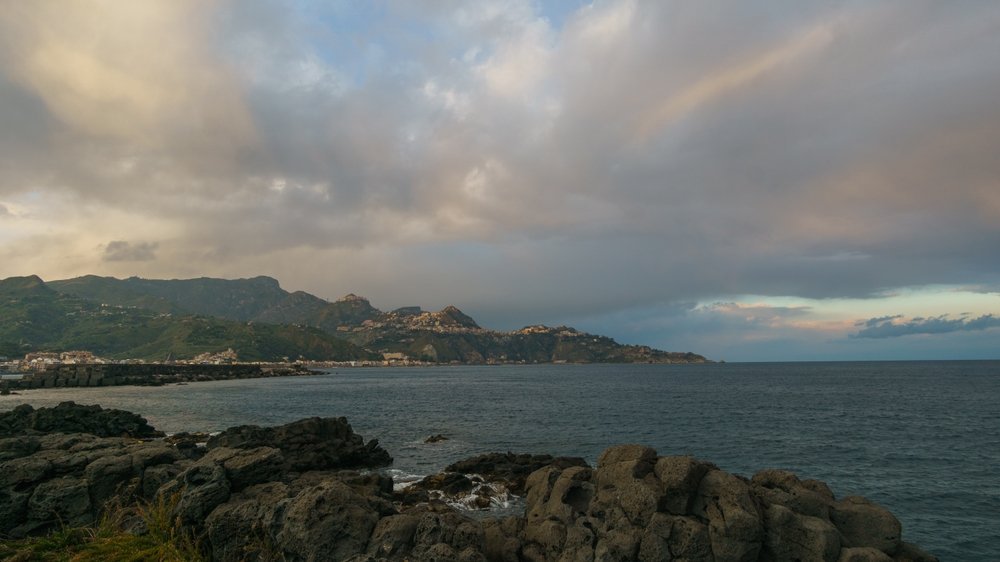 Viken vid Giardini Naxos mot Capo Taormina i solnedgången