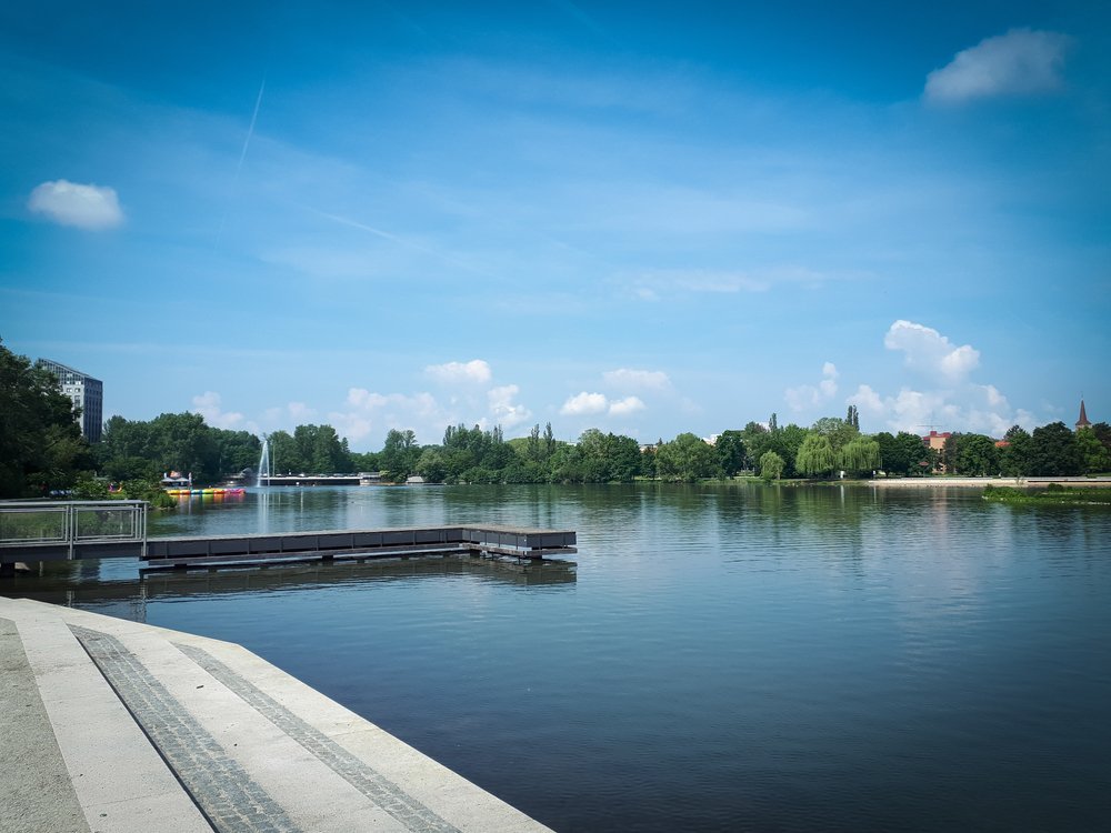 Wöhrder See med sandstrand i Wöhrd öster om Nürnbergs Old Town