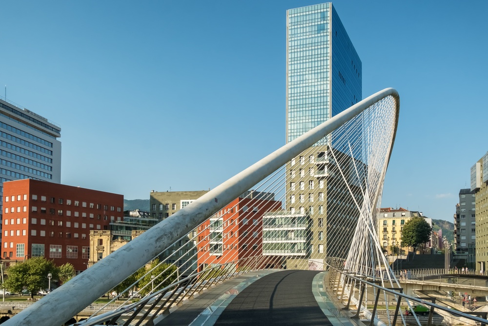 Zubizuribron över floden Nervión vid Campo Volantín i Bilbao sedd uppifrån